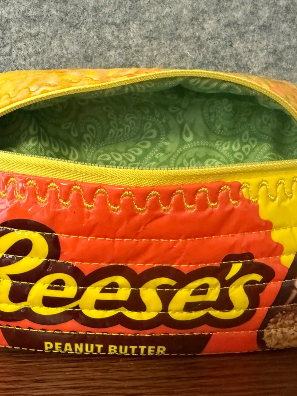 Recycled candy wrapper zippered bag - Picture 4 of 6